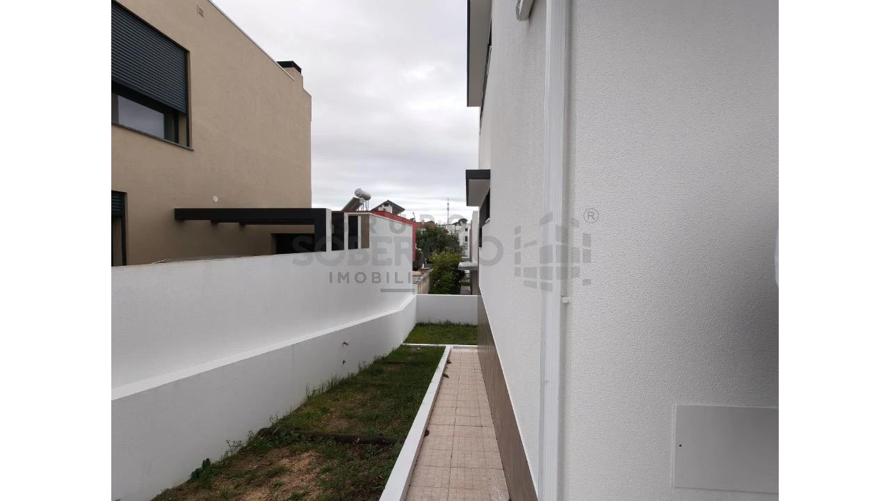 Moradia T5 para Venda em Laranjeiro e Feijó Foto 12
