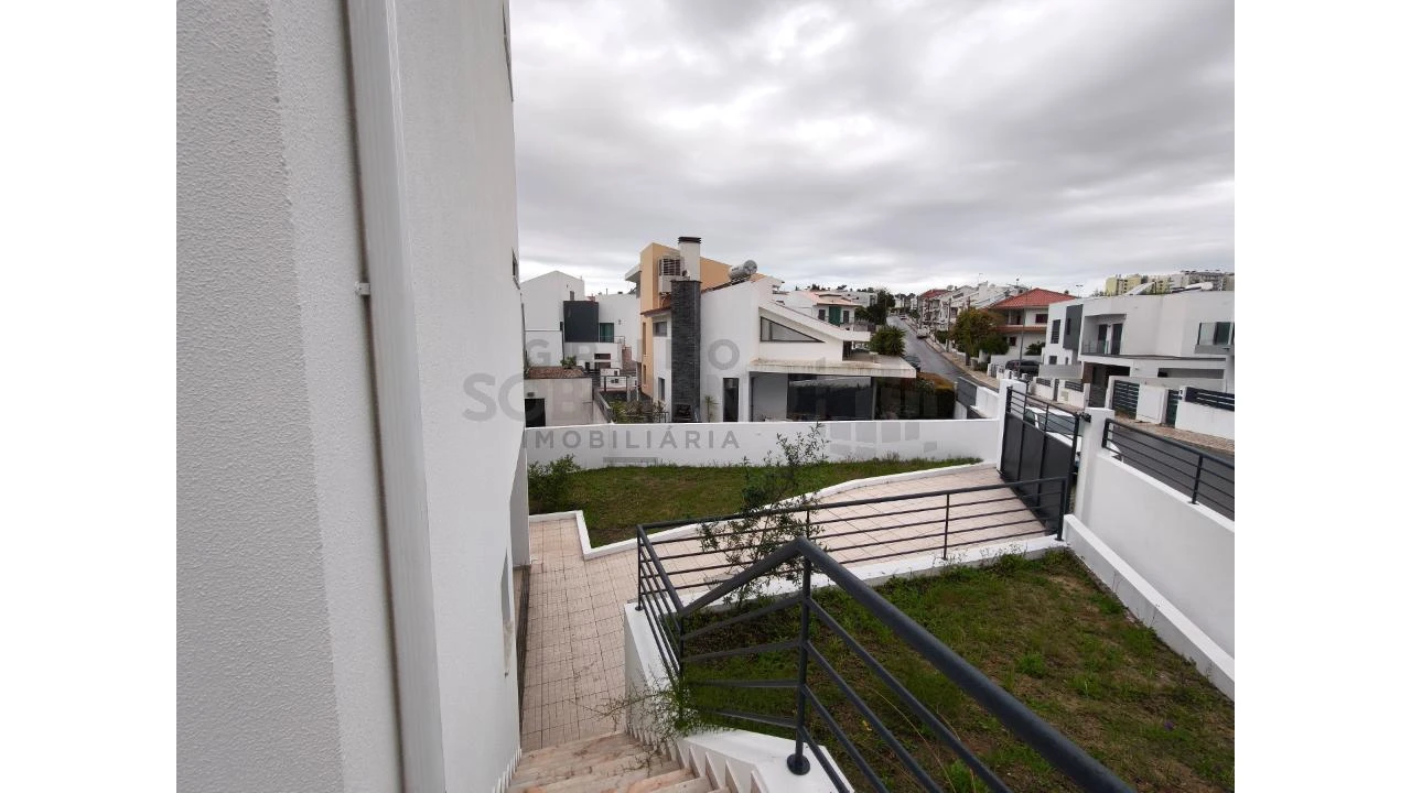 Moradia T5 para Venda em Laranjeiro e Feijó Foto 13
