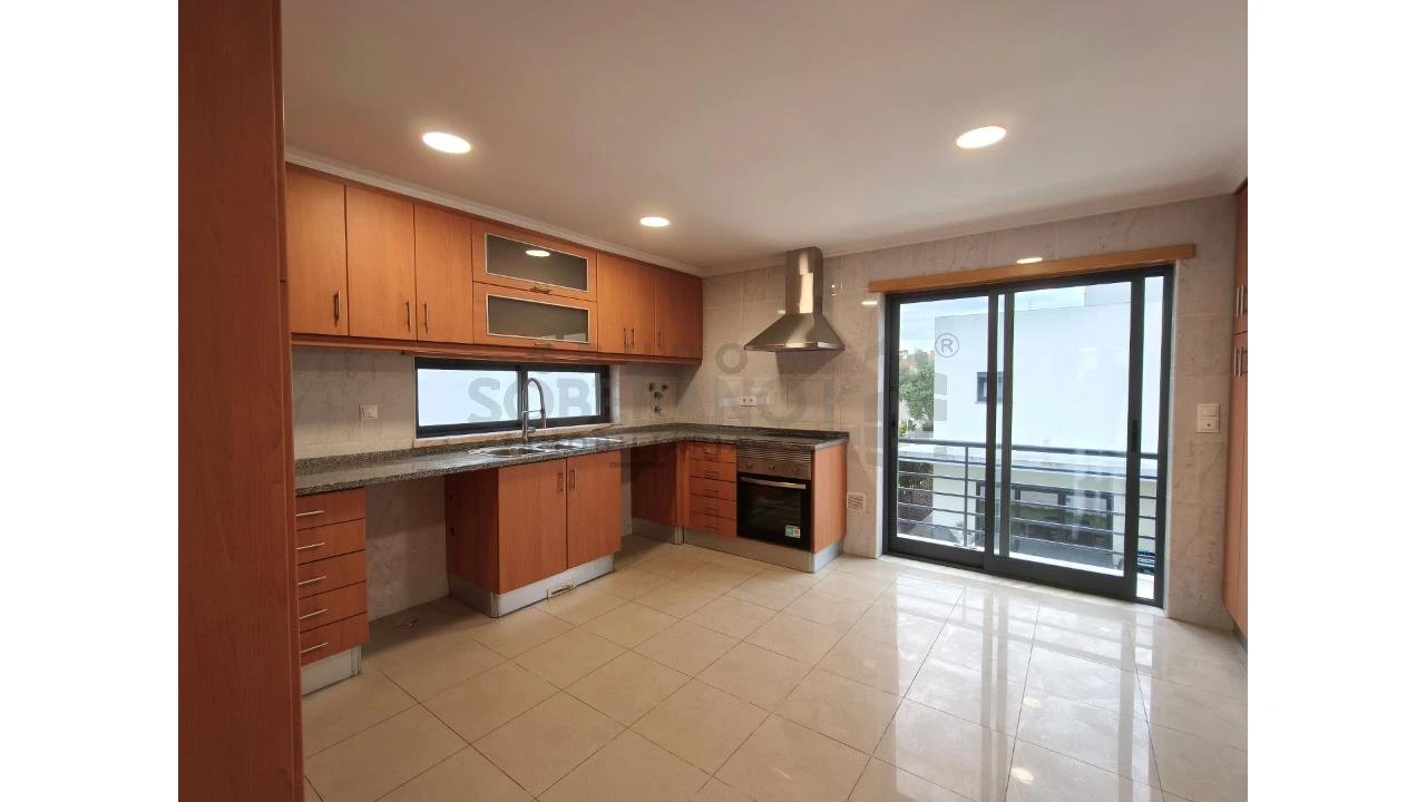 Moradia T5 para Venda em Laranjeiro e Feijó Foto 1