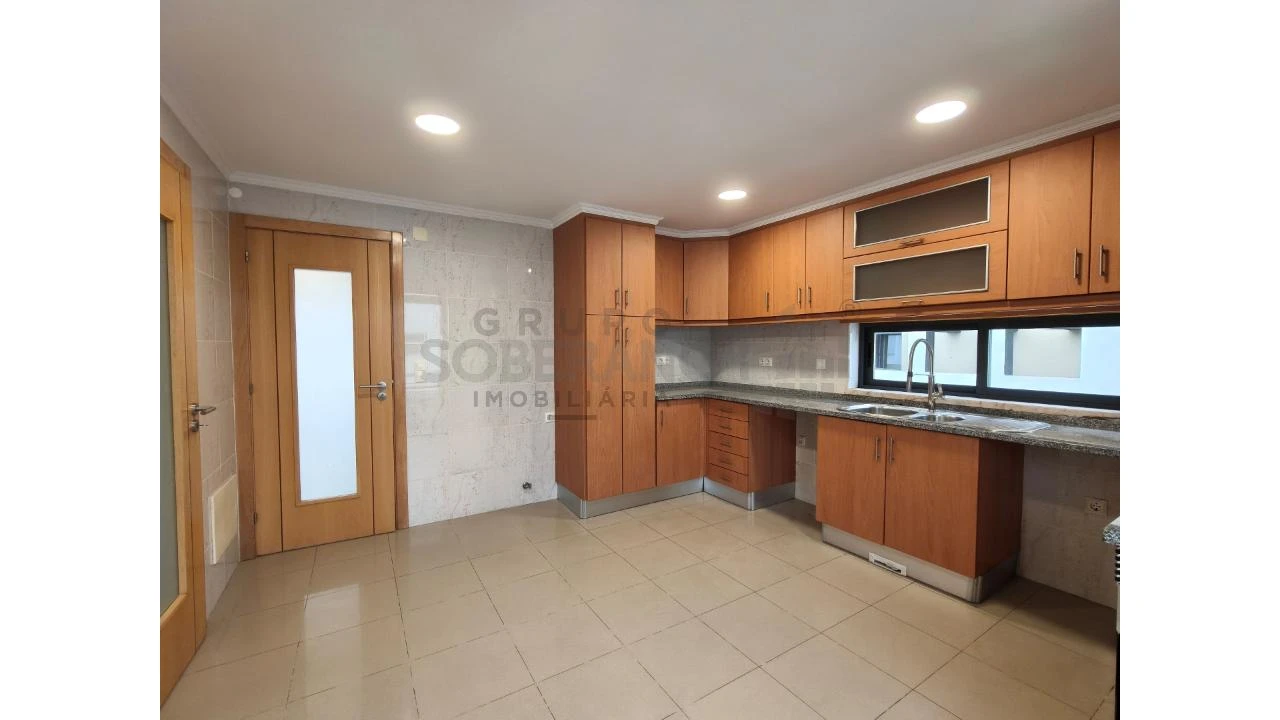 Moradia T5 para Venda em Laranjeiro e Feijó Foto 3