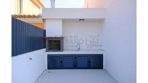 Moradia T4 para Venda em Charneca de Caparica e Sobreda
