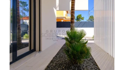 Moradia T4 para Venda em Charneca de Caparica e Sobreda