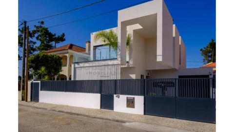 Moradia T4 para Venda em Charneca de Caparica e Sobreda