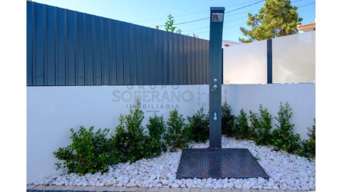 Moradia T4 para Venda em Charneca de Caparica e Sobreda