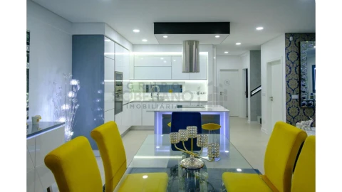 Moradia T4 para Venda em Charneca de Caparica e Sobreda