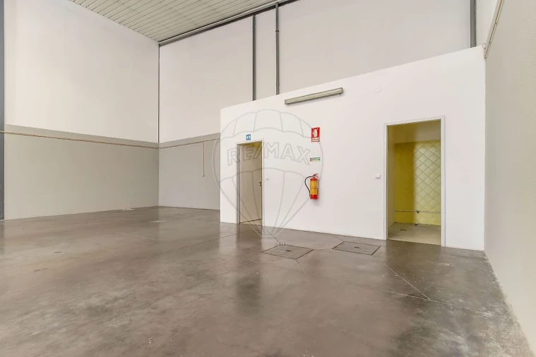 Armazém para Venda em Quinta do Anjo Foto 8