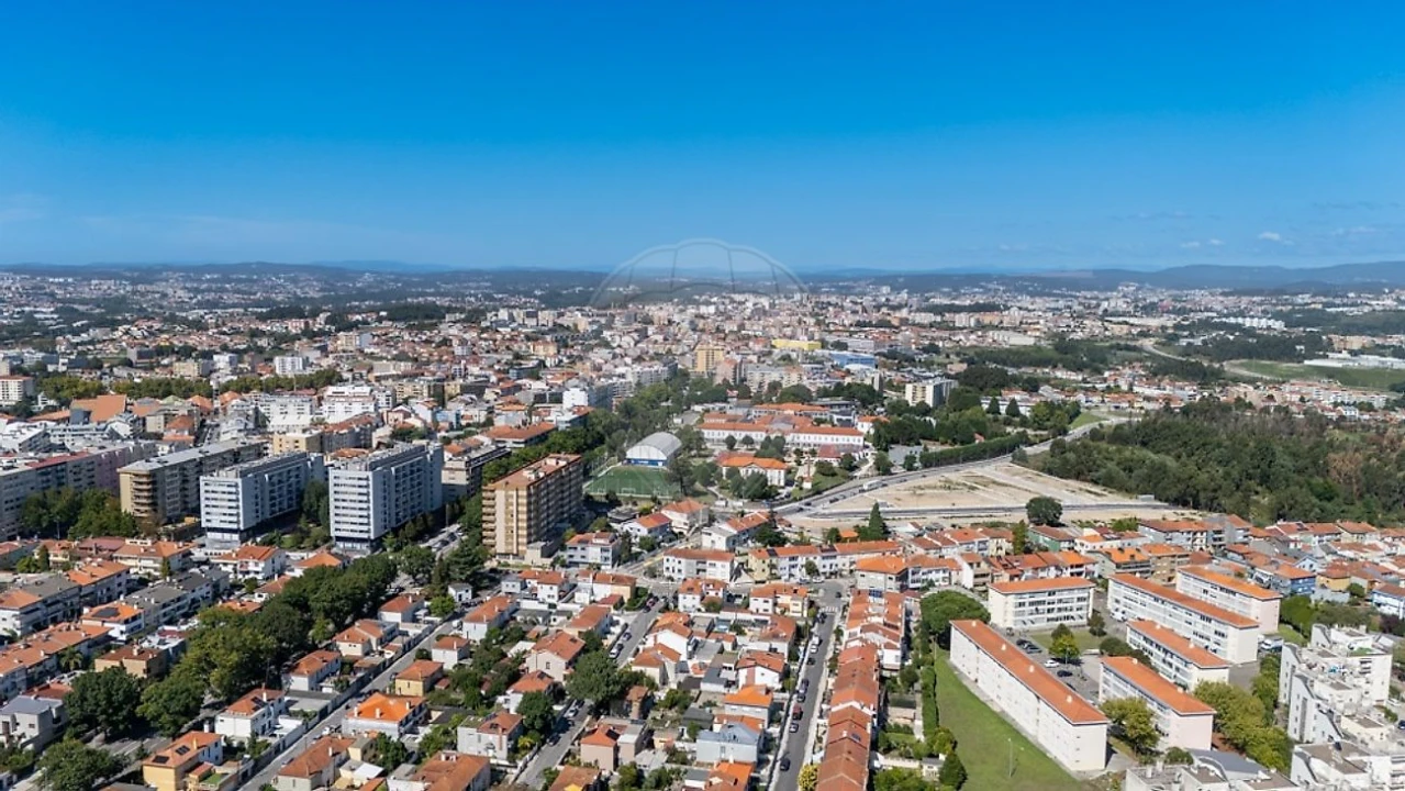 Moradia T4 para Venda em Paranhos Foto 4