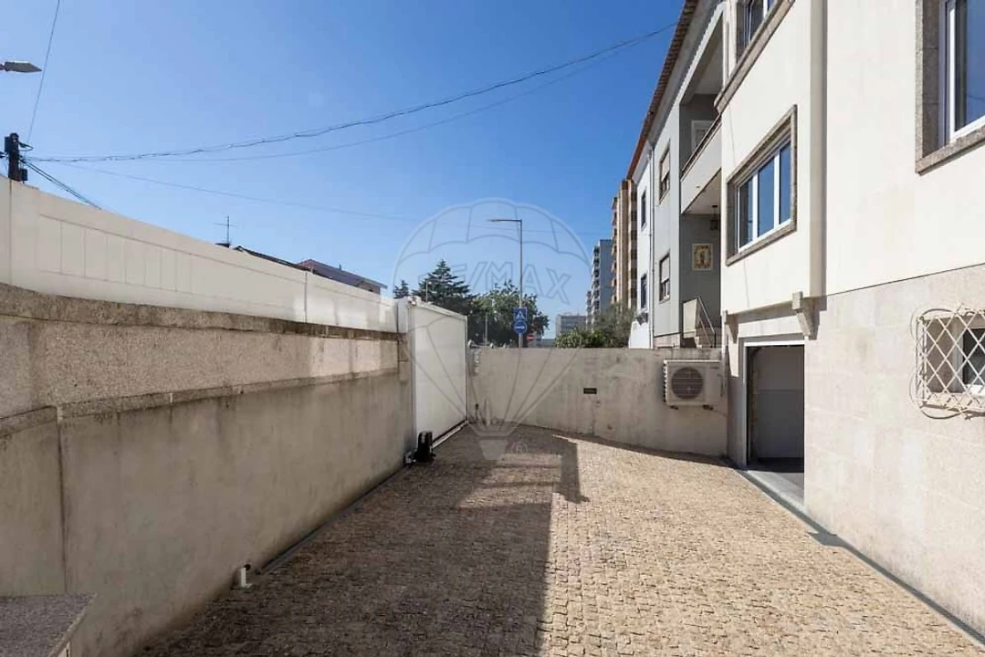 Moradia T4 para Venda em Paranhos Foto 48