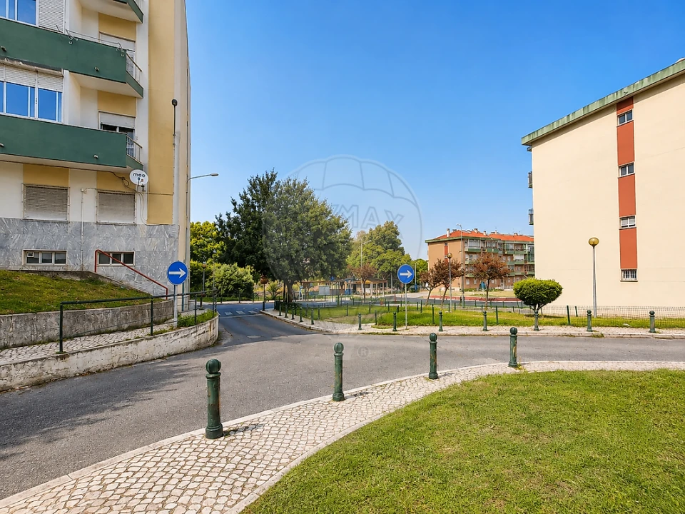 Apartamento T2 para Venda em Póvoa de Santa Iria e Forte da Casa Foto 3