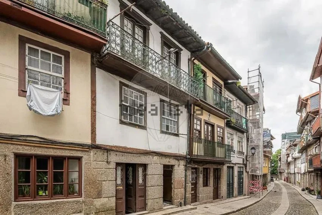 Prédio para Venda em Oliveira, São Paio e São Sebastião Foto 1