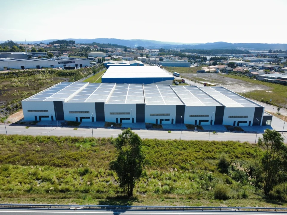 Armazém para Arrendamento em Vilarinho das Cambas Foto 2