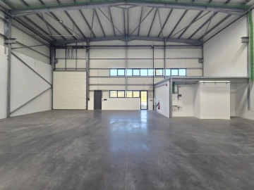 Armazém para Arrendamento em Vilarinho das Cambas