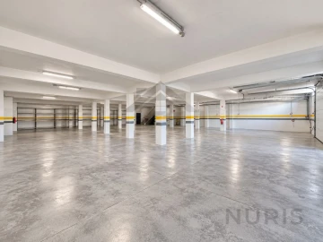 Armazém para Venda em Estômbar e Parchal