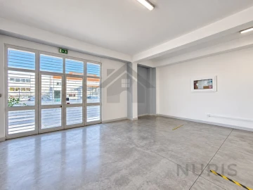 Armazém para Venda em Estômbar e Parchal