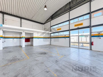 Armazém para Venda em Estômbar e Parchal