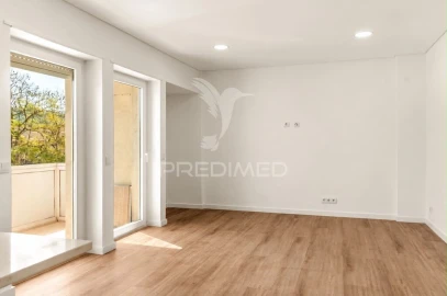 Apartamento T3 para Venda em Santo António dos Cavaleiros e Frielas