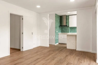 Apartamento T3 para Venda em Santo António dos Cavaleiros e Frielas