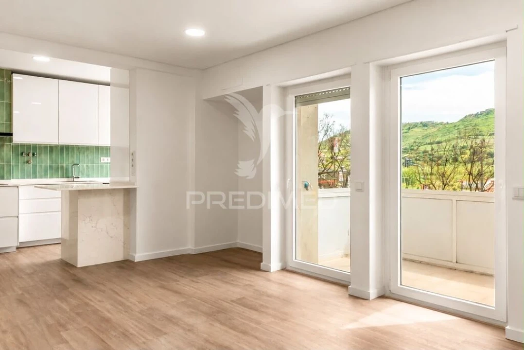 Apartamento T3 para Venda em Santo António dos Cavaleiros e Frielas Foto 3