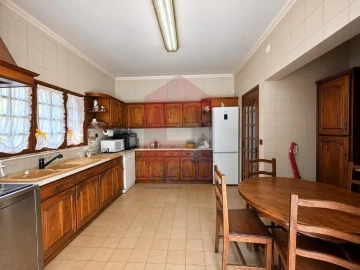 Moradia T5 para Venda em Oriz (Santa Marinha) e Oriz (São Miguel)