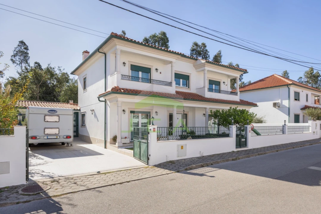 Moradia T4 para Venda em Parceiros e Azoia Foto 3