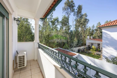 Moradia T4 para Venda em Parceiros e Azoia
