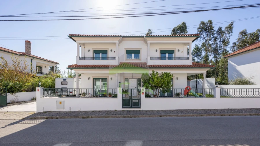 Moradia T4 para Venda em Parceiros e Azoia