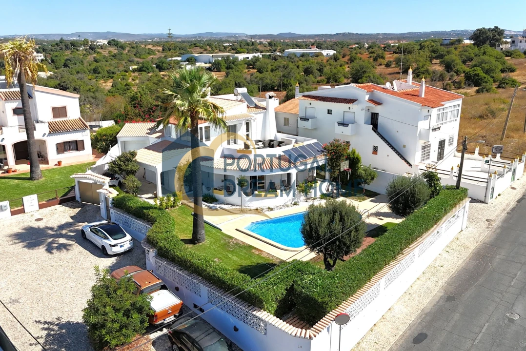 Moradia T4 para Venda em Albufeira e Olhos de Água Foto 1
