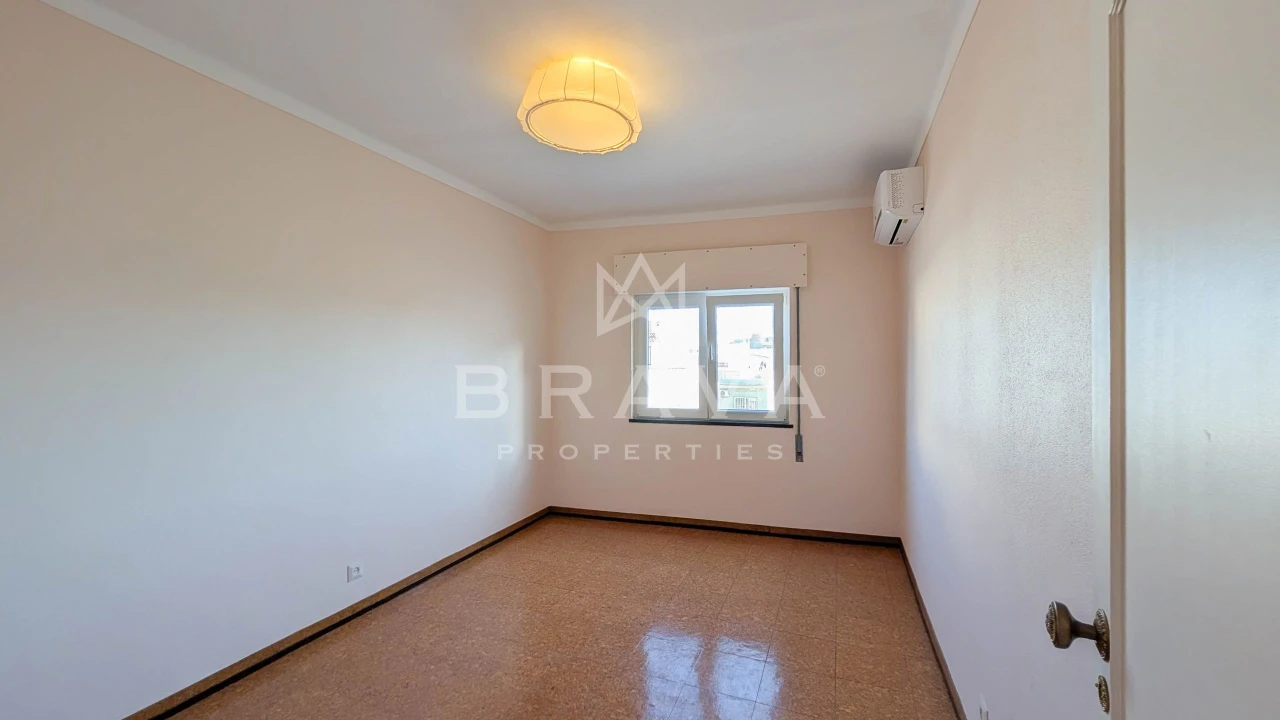 Apartamento T1 para Venda em Quarteira Foto 8