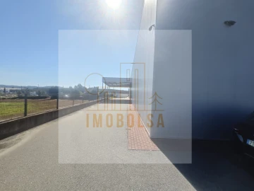 Armazém para Arrendamento em Ribeirão