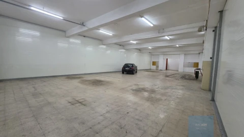 Armazém para Arrendamento em Loures