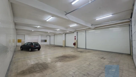 Armazém para Arrendamento em Loures