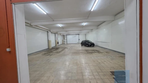 Armazém para Arrendamento em Loures
