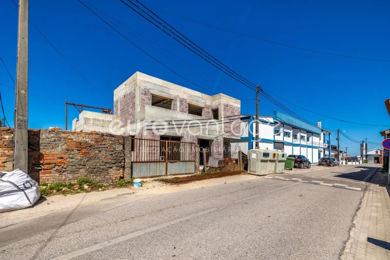 Moradia T4 para Venda em Maceira Foto 4