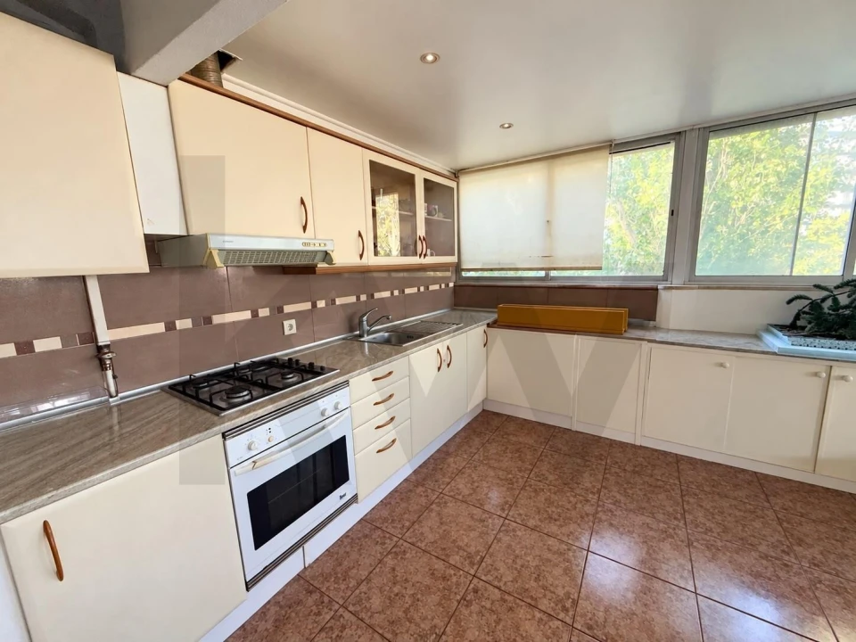 Apartamento T1 para Venda em Rio de Mouro Foto 1