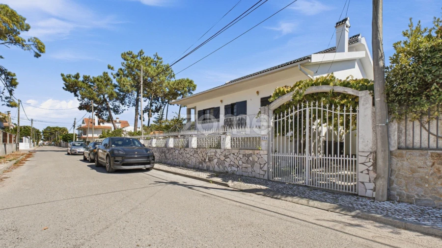 Moradia T4 para Venda em Charneca de Caparica e Sobreda
