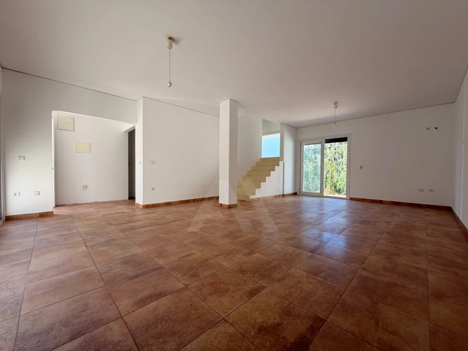 Moradia T4 para Venda em Mina de Água Foto 3