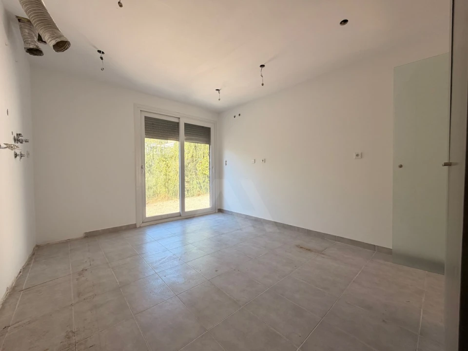 Moradia T4 para Venda em Mina de Água Foto 9