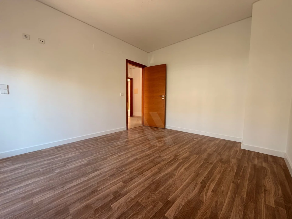 Moradia T4 para Venda em Mina de Água Foto 12