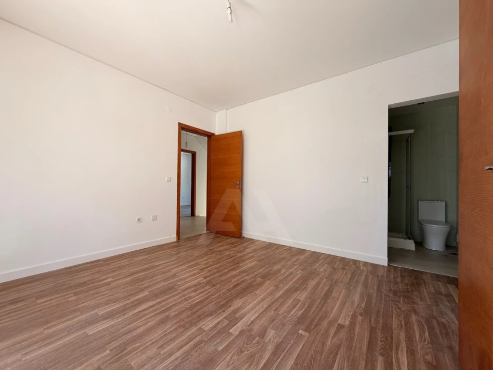 Moradia T4 para Venda em Mina de Água Foto 17