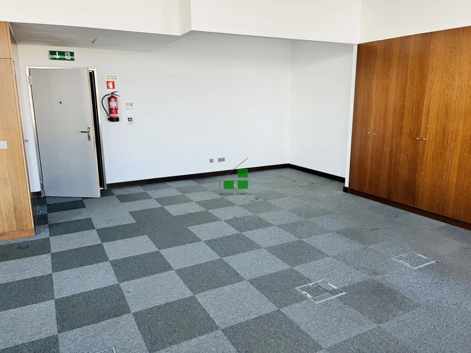 Loja para Arrendamento em Ramalde Foto 6