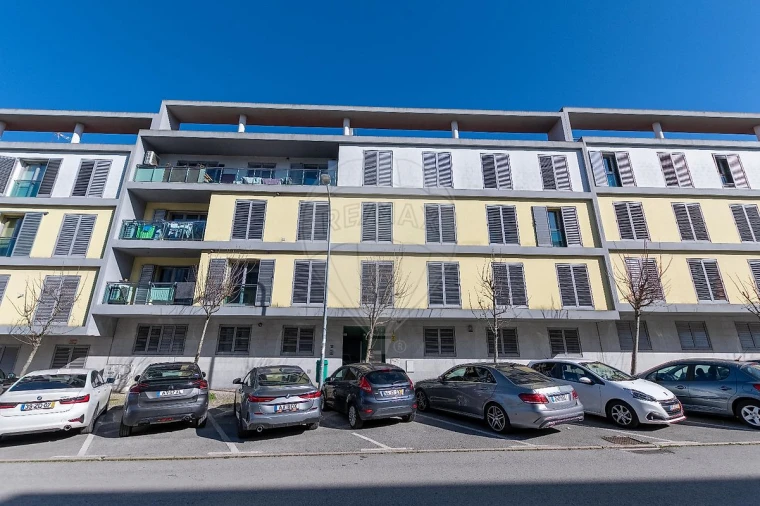Apartamento T4 para Arrendamento em Alfragide Foto 2