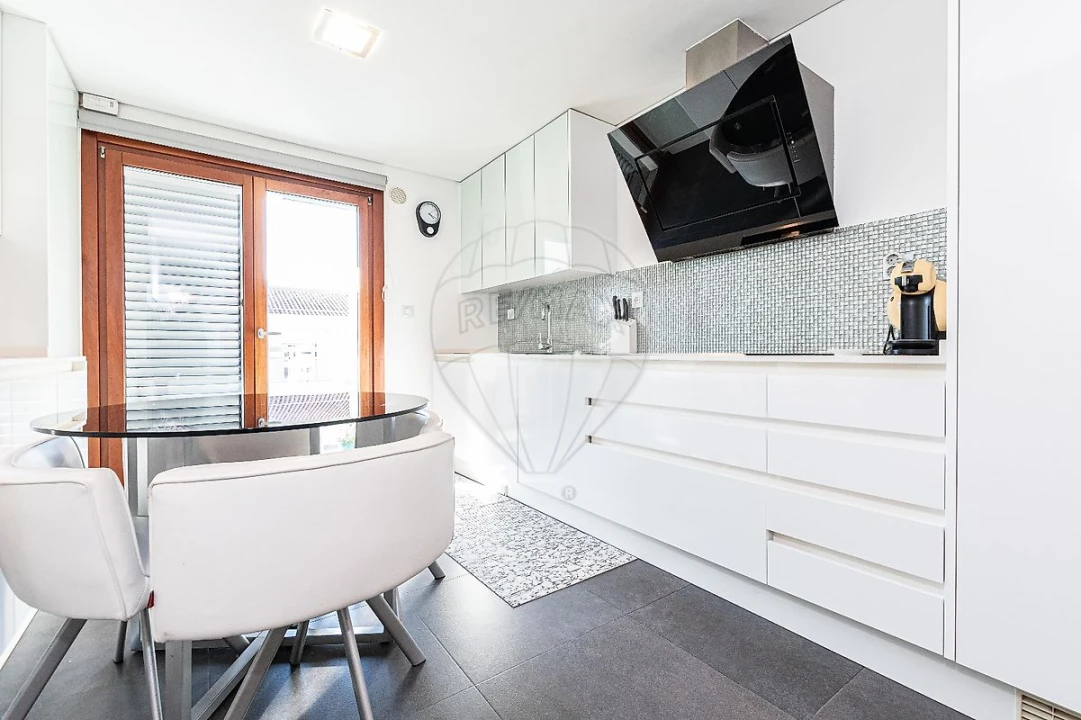 Apartamento T4 para Arrendamento em Alfragide Foto 8