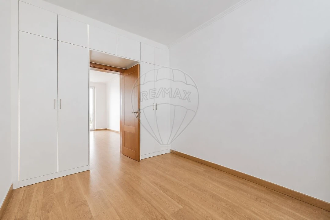 Apartamento T1 para Arrendamento em Misericórdia Foto 13