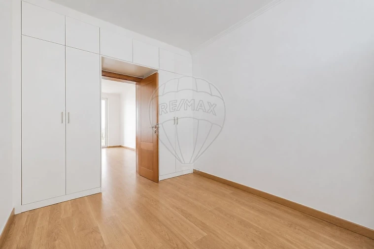 Apartamento T1 para Arrendamento em Misericórdia Foto 13