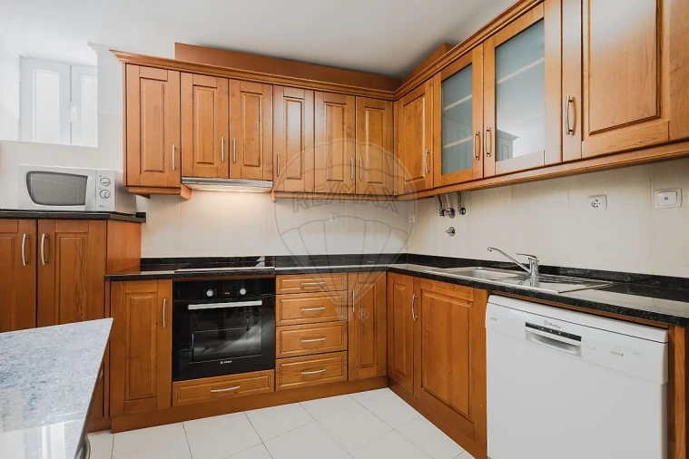 Apartamento T1 para Arrendamento em Misericórdia Foto 2