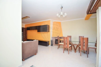 Apartamento T3 para Arrendamento em Rio de Mouro