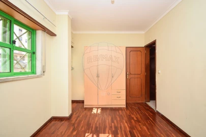Apartamento T3 para Arrendamento em Rio de Mouro