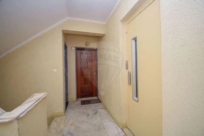Apartamento T3 para Arrendamento em Rio de Mouro