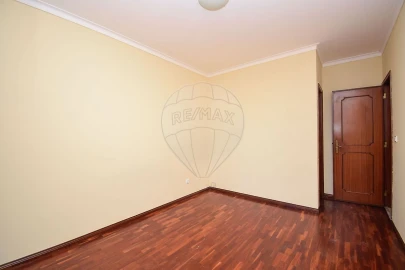 Apartamento T3 para Arrendamento em Rio de Mouro