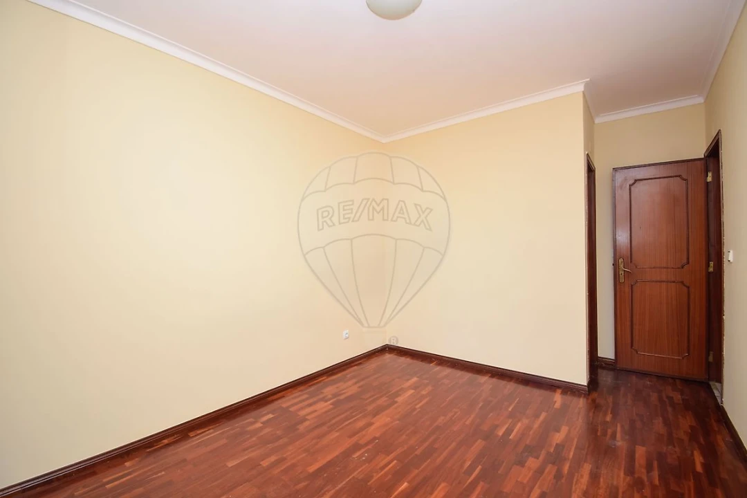 Apartamento T3 para Arrendamento em Rio de Mouro Foto 7